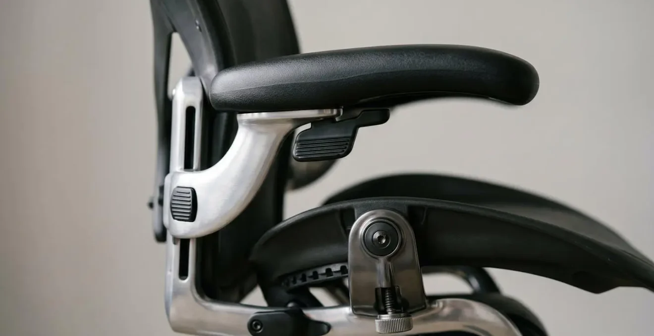 Vue rapprochée d'un accoudoir 3D ajustable sur un siège de bureau ergonomique, illustrant les possibilités de réglage latéral et vertical